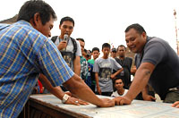 Ridwan (kanan) berhasil memenangkan lomba Saong Jari di Tenggarong Straat Festival 2012