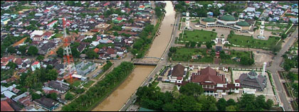 Di usianya yang telah dua seperempat abad, kota Tenggarong terus berbenah untuk melengkapi sarana dan prasarananya