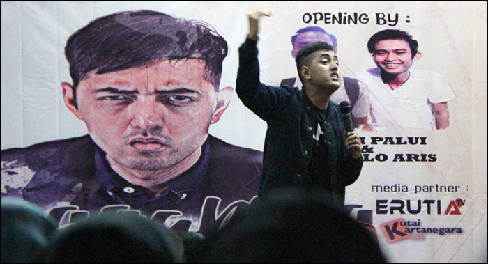 Gaya Kemal Palevi saat tampil di Tenggarong dalam #Terkemal Stand Up Special Tour, Minggu (24/04) malam