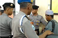 Tersangka IW (kanan) kini diamankan Polres Kukar setelah mengirimkan SMS berisi ancaman bom 