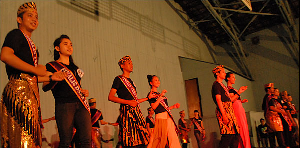 Para finalis Teruna Dara Kukar 2012 saat melakukan gladi bersih di gedung Velyny, Tenggarong, Kamis (18/10) malam
