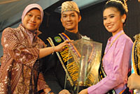 Kepala Disbudpar Kukar Sri Wahyuni menyerahkan piala bergilir Bupati Kukar kepada Sandi dan Putri