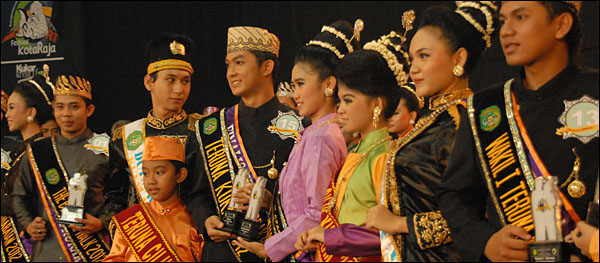 Encek Sandi Pratama dan Putri Nur Fitriani (tengah) berhasil terpilih sebagai Teruna dan Dara Kukar 2012 menyisihkan 18 finalis lainnya