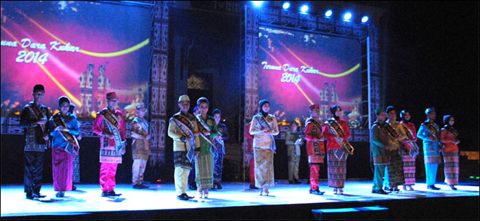 Suasana grand final Pemilihan Teruna Dara Kukar 2014 di Kedaton Kutai Kartanegara, Tenggarong