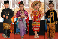 Aksi para peserta Fashion Adat Kanak Kutai pada Erau 2011 lalu