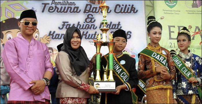 Kasi Pemberdayaan Masyarakat Wisata Disbudpar Kukar, Airin Susanti, menyerahkan trofi bergilir Bupati Kukar kepada M Rezy Abdurahman selaku Teruna Cilik Kukar 2016