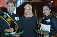 Kepala Disbudpar Kukar Sri Wahyuni foto bersama Ardy dan Mega selaku pasangan Teruna Dara Kukar 2016  