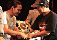 Vokalis The Pistol, Akbar Haka, saat menerima trofi Juara III A Mild Wanted 2010