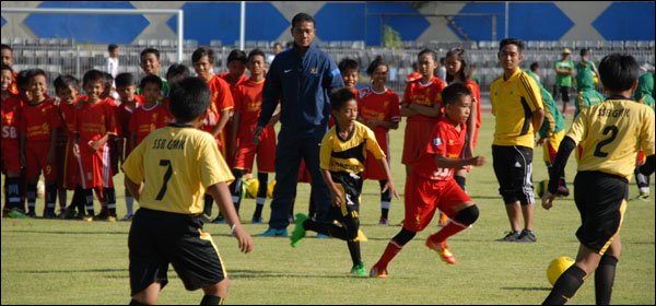 Asisten Pelatih Timnas U-19 Eko Purjianto (tengah) memimpin latihan teknik kepada anak-anak SSB dalam <i>coaching clinic</i> di Stadion Rondong Demang, Tenggarong, Sabtu (15/03) sore