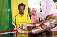 Disaksikan pemilik rumah, Bupati Kukar Rita Widyasari menggunting pita di depan pintu rumah hasil program rehabilitasi RTLH