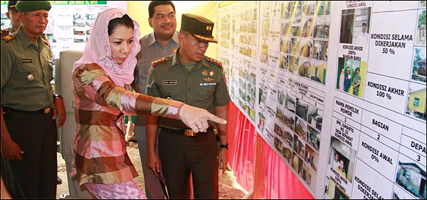 Bupati Rita Widyasari bersama Dandim 0906/TGR Letkol Inf Dendi Suryadi dan Ketua DPRD Kukar Awang Yacoub Luthman melihat gambaran proses pengerjaan Bedah Rumah 