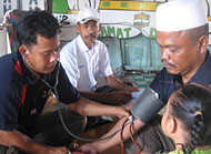 Pengobatan massal mendapat perhatian antusias dari warga di pesisir Kukar
