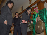 Disaksikan Sekkab Haryanto Bachroel dan Kepala Disdik HM Hardi, Judith Dipodiputro melakukan pemukulan gong menandai dibukanya kegiatan Workshop Newspaper In Education