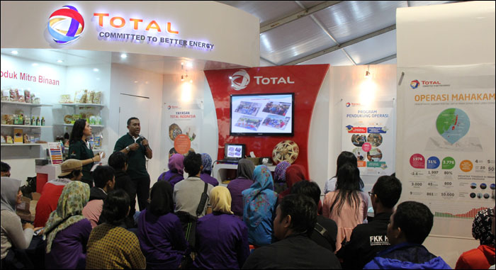 Suasana kegiatan presentasi program CSR di stan Total E&P Indonesie pada Erau Expo 2015