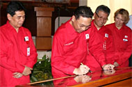 Menteri ESDM RI Darwin Zahedy Saleh saat menandatangani prasasti peresmian SPU Total E&P Indonesie didampingi Wagub Kaltim H Farid Wadjdy (kiri), Presidir dan GM Total E&P Indonesie Elizabeth Proust (kanan) dan Kepala BPMIGAS R Pr