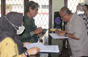 Komisaris PT Tunggang Parangan (Perseroda) Slamet Hadiraharjo menandantangani perubahan akta di depan Notaris Bakhtiar SH