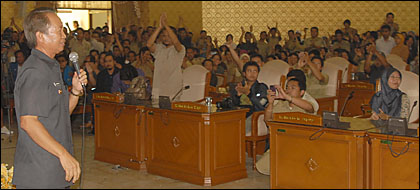 Para pegawai T3D bersorak dan bertepuk tangan ketika Pj Bupati Kukar Sjachruddin menyatakan akan menandatangani SK T3D tahun 2009