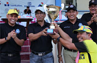 Plt Sekkab Kukar H Marli menyerahkan piala bergilir Askab PSSI Kukar kepada manajer tim Kembang Janggut Bersatu