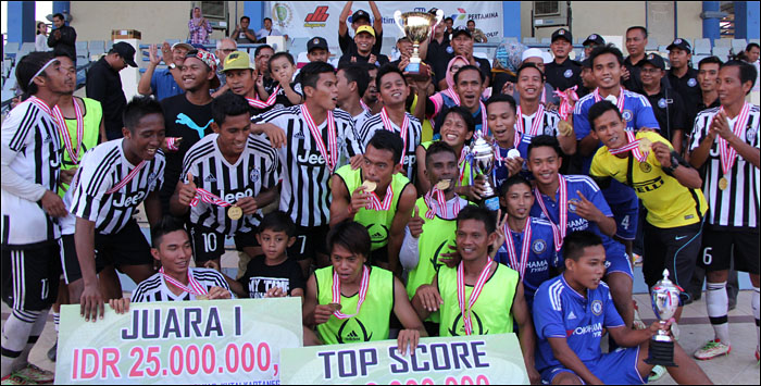 Para pemain Kembang Janggut Bersatu bersuka cita usai menerima hadiah Juara I turnamen Askab PSSI Kukar Cup I/2015