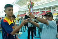 Kapten tim SSB GMK U-14 Agus menerima Piala Bergilir Bupati Kukar dari Asisten IV H Bahrul