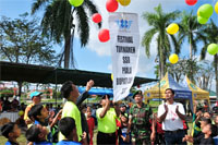 Asisten IV H Bahrul didampingi Kepala Dispora Kukar Fitriadi dan Ketua PSSI Kukar AM Ari Junaidi melepas balon ke udara menandai dibukanya turnamen SSB