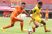 M Delan Selang mendapat pengawalan ketat salah seorang pemain Borneo FC U-19