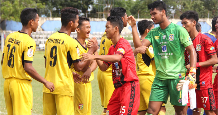 Tuan rumah Mitra Kukar U-19 (kuning) harus puas berbagi angka dengan Persiba U-19 (merah) setelah ditahan imbang 0-0