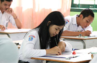Siswa SMAN 1 Tenggarong saat mengerjakan soal UN SLTA 2015