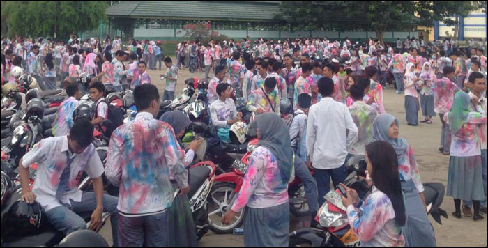 Para pelajar SLTA di Tenggarong merayakan kelulusan dengan melakukan aksi corat coret seragam di lapangan parkir Stadion Rondong Demang
