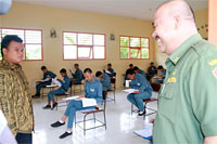 Sekkab Kukar Edi Damansyah saat meninjau pelaksanaan hari pertama UN SLTA 2014 di SMKN 1 Tenggarong 