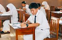 Siswa SMPN 1 Tenggarong dengan serius mengerjakan soal UN di hari pertama