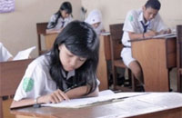 Para siswa SMP saat mengikuti Ujian Nasional tahun lalu