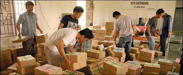 Ratusan dus naskah soal UN SLTP telah tiba di Tenggarong tadi siang sekitar pukul 11.00 WITA