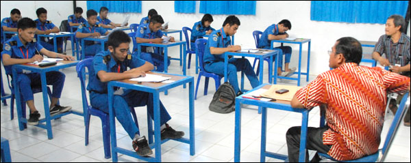 Suasana ujian di SMK Geologi Pertambangan, Tenggarong, Kamis (18/04) pagi