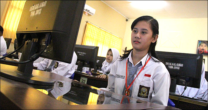 Pelajar SMKN 1 Tenggarong saat mengikuti UNBK hari pertama dengan mata ujian Bahasa Indonesia, Senin (25/03) pagi