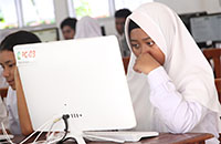 Siswi SMPN 1 Tenggarong dengan serius mengikuti UNBK meski sempat tertunda 2,5 jam gara-gara kendala teknis