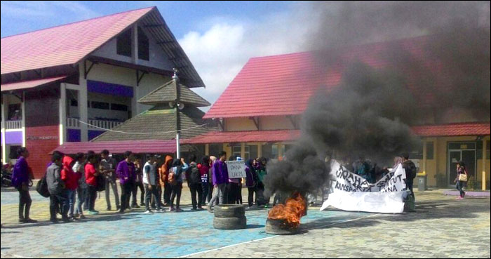 Aksi bakar ban bekas mewarnai aksi unjuk rasa mahasiswa menuntut transparansi dana Unit Kegiatan Mahasiswa atau UKM