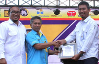 Didampingi Rektor Unikarta, Dekan FEBIS Syahruddin (biru) menyerahkan piagam kepada perwakilan perusahaan yang berpartisipasi sebagai sponsor Festival FEBIS Unikarta 2019