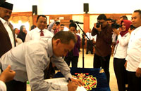 Rektor Unikarta Dr Sabran SE MSi ikut menandatangani berita acara pelantikan IKA FISIP Unikarta 2016-2020