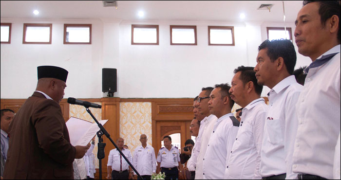 Ketua IKA Unikarta, Edi Damansyah, saat mengukuhkan kepengurusan IKA FISIP Unikarta 2016-2020 di Pendopo Wabup Kukar, Tenggarong, Rabu (02/11) kemarin
