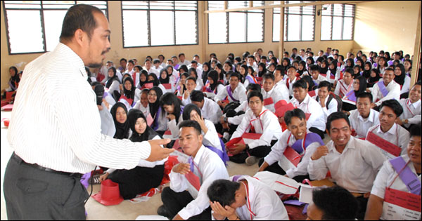 PR II Unikarta Suroto SSos MSi saat menjelaskan tugas dan fungsi kelembagaan di Unikarta kepada para mahasiswa baru peserta PK2