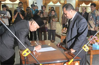 Rektor Unikarta yang baru, Dr Sabran SE MSi, menandatangani berita acara pengambilan sumpah jabatan dihadapan Ketua YKK Suroto