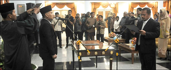 Pengambilan sumpah jabatan Dr Sabran SE MSi sebagai Rektor Unikarta periode 2013-2017 oleh Ketua YKK, Suroto, di Tenggarong, Kamis (03/10) kemarin