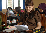 Salah seorang peserta SPMB Unikarta tampak serius mengerjakan soal