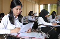 Para calon mahasiswa baru Unikarta dengan serius mengerjakan soal pada SPMB Unikarta tahun akademik 2014/2015, Selasa (24/06) kemarin