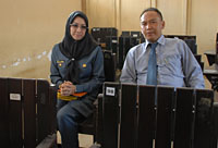 Bupati Rita Widyasari didampingi Rektor Unikarta, Sabran, duduk di bangku salah satu ruang kuliah kampus Unikarta