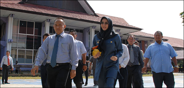 Bupati Kukar Rita Widyasari didampingi Rektor Unikarta Dr Sabran SE MSi dan pengurus YKK saat meninjau kampus Unikarta di Jalan Gunung Kombeng, Tenggarong, Rabu (26/02) kemarin 