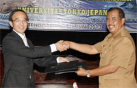 Prof Akira Asada bersama Wabup Kukar HM Ghufron Yusuf usai menandatangani Nota Kesepahaman tentang Penelitian Pelestarian Pesut Mahakam