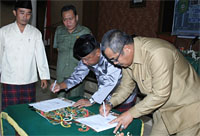 Asisten IV H Bahrul dan PR II Unmul Prof Dr H Masjaya MSi menandatangani berita serah terima mahasiswa KKN