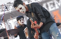 Aksi para personil The Traitors dari Samarinda yang selalu mengenakan topeng saat tampil di atas pentas